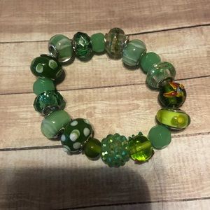 Women’s green glass beads bracelet